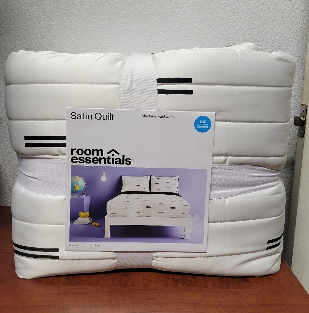 Room Essentials Black & White Satin Quilt Full/Queen Nwt